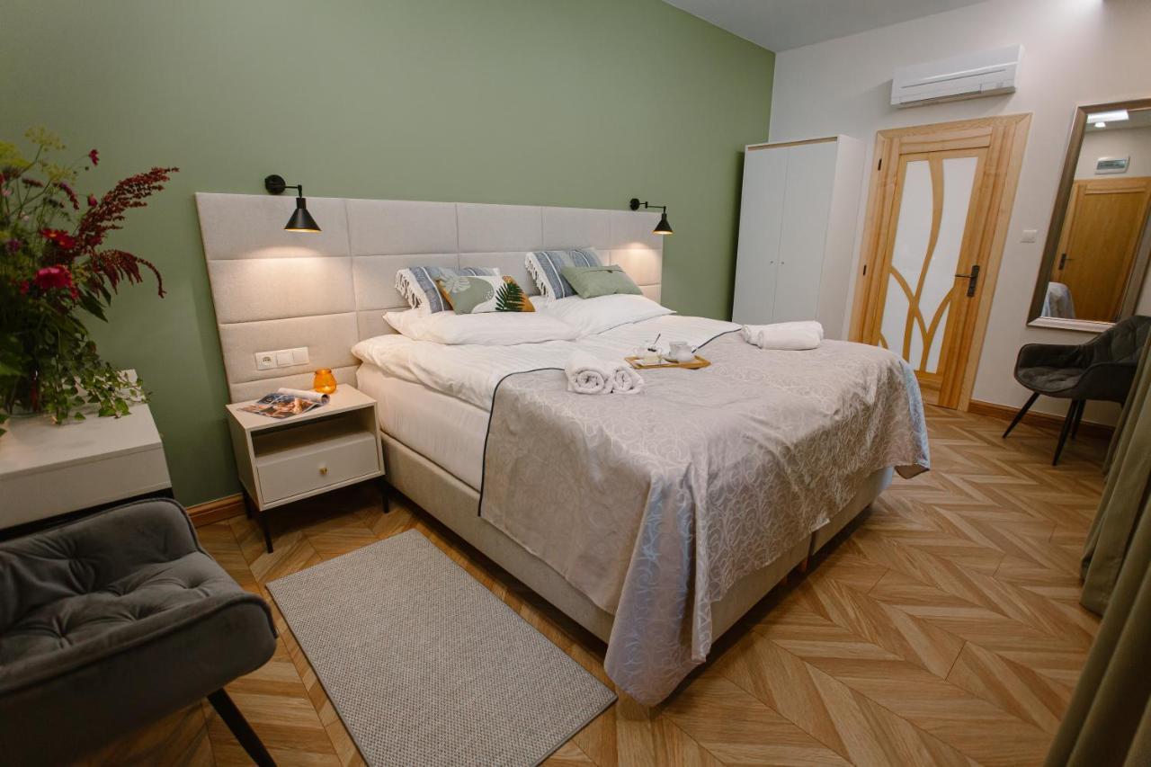 Hotel Dom W Starym Parku à Biskupice  Extérieur photo